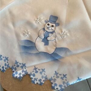 BEAUTIFUL TABLECLOTH 78 x 68❄️☃️❄️☃️Very Good Condition!❄️❄️❄️❄️